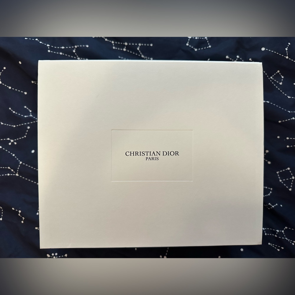Authentic dior empty box
Perfect condition for storage, gifts.